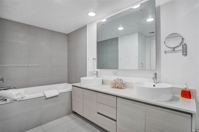 Building Photo - 2600 E Hallandale Beach Blvd