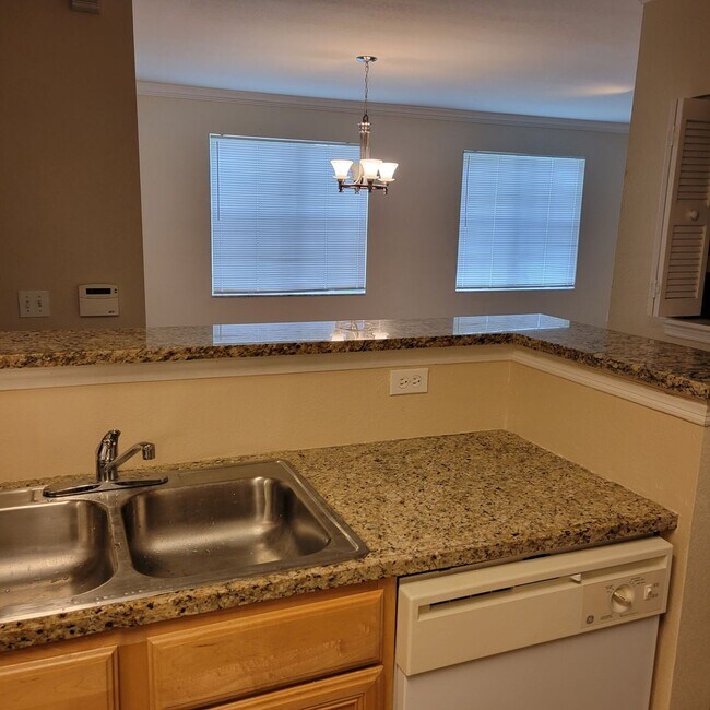 Building Photo - Annual, Unfurnished, ground floor remodele...