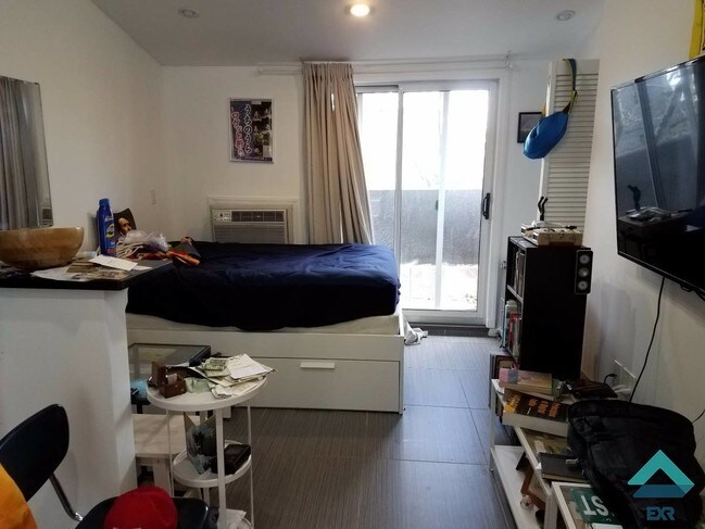 Building Photo - 643 6th Ave