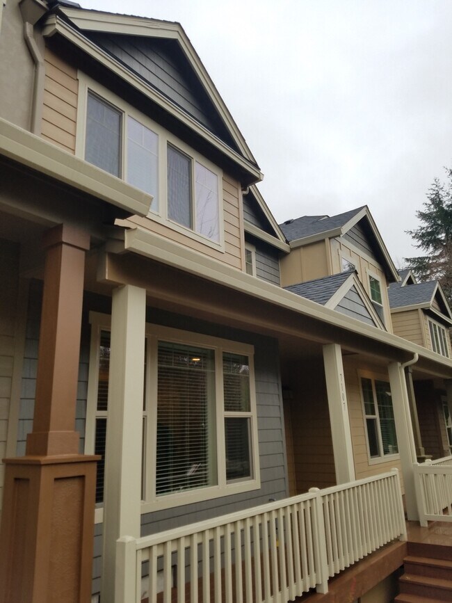Building Photo - High end town home in perfect location