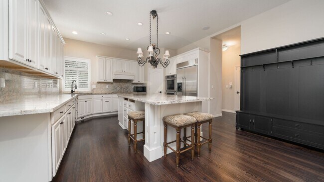 Building Photo - Gorgeous Rancher Located in University Bluffs