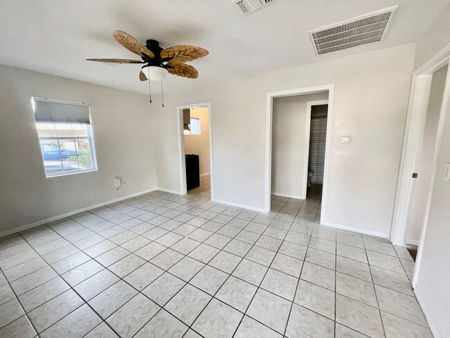 Building Photo - Updated 4 bedroom home in South Lawn
