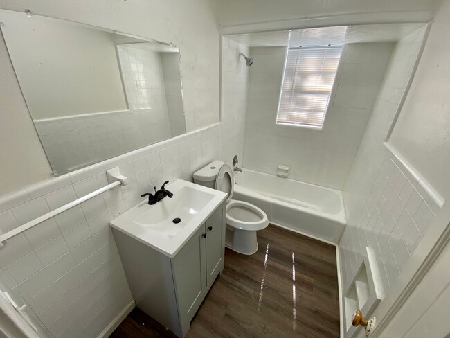 Building Photo - 2 Bed/1 Bath Newly Remodeled Single Family...