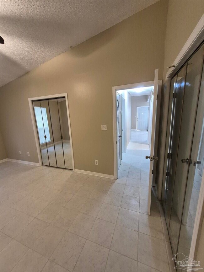 Building Photo - 537 Petros Cir
