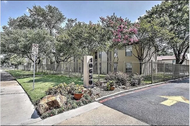 Foto del edificio - 10650 Steppington Dr