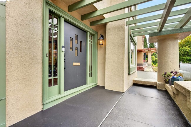 Building Photo - 846 Mandana Blvd