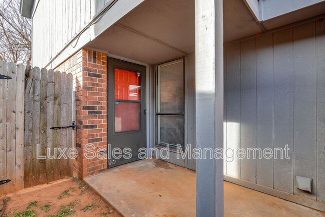 Foto del edificio - 6004 Paramount Dr