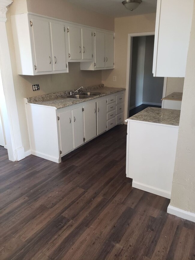 Building Photo - $0 First Month's Rent / $0 Deposit at Move-in