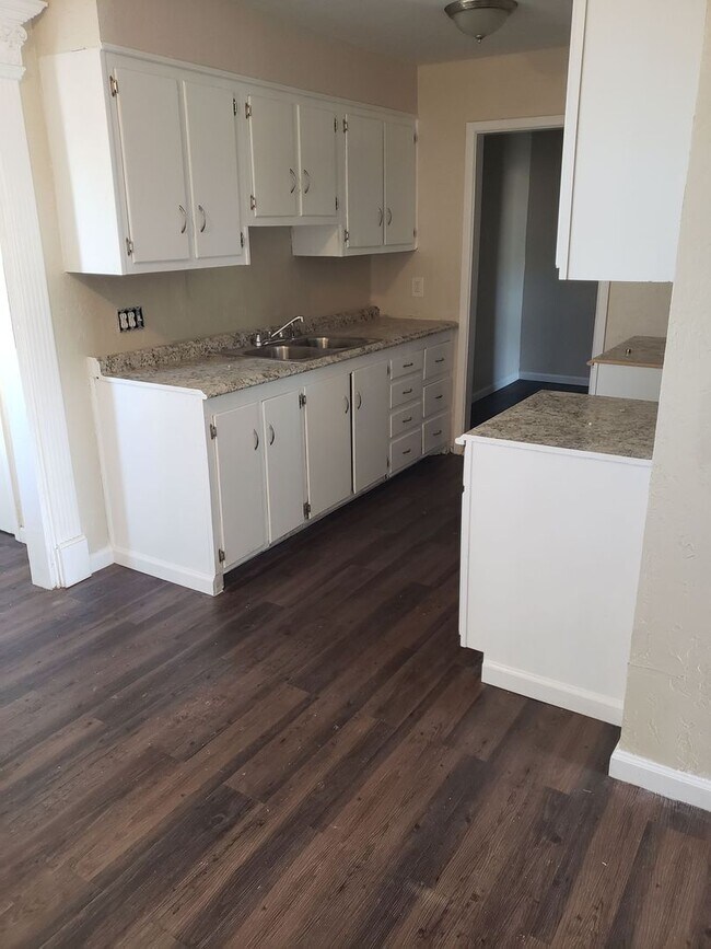 Foto del edificio - Handyman Special $0 First Month's Rent / “You fix, you SAVE BIG!!” Contact Mayshell for details: ...