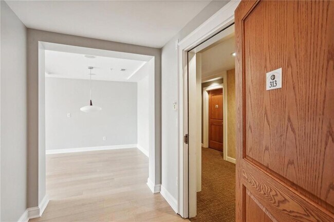 Foto del edificio - 250 Park Ave W NW