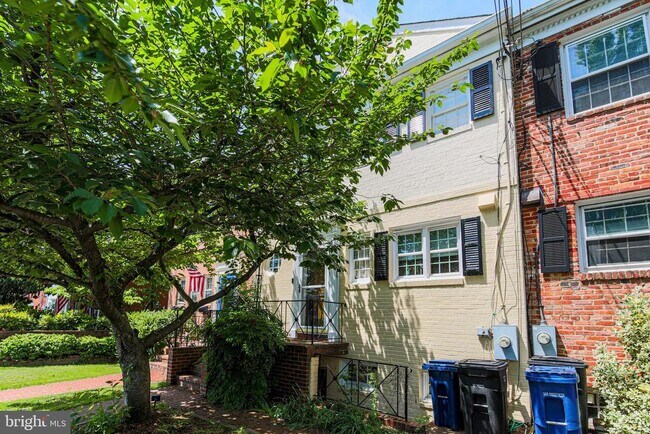 Foto del edificio - 813 S Fairfax St