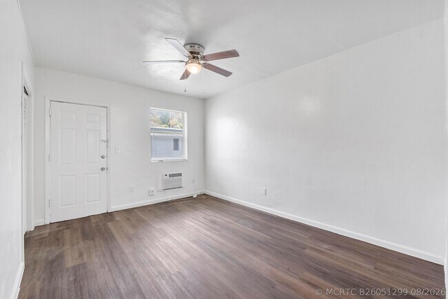 Building Photo - 515 NE 150th St