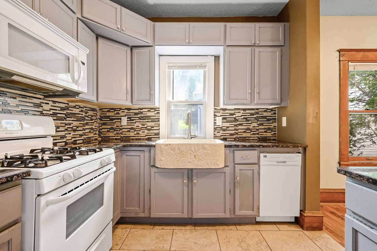 Foto principal - Incredible 5BD/2BA HGTV Remodeled Home nea...