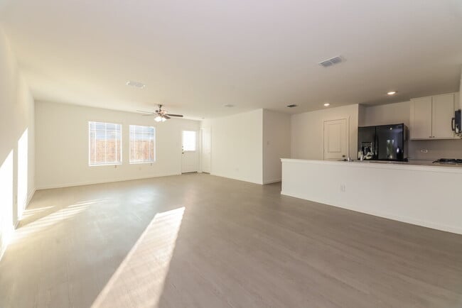 Foto del edificio - 140 Glenwood Dr