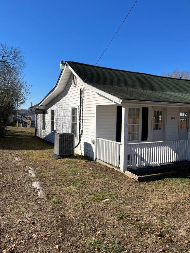 Foto del edificio - CUTE WHITE COTTAGE LOCATED IN CLINTON. NO CATS, LAP DOGS ONLY! LEASE ONLY.