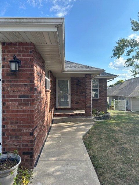 Building Photo - 1258 W Bluegrass Rd