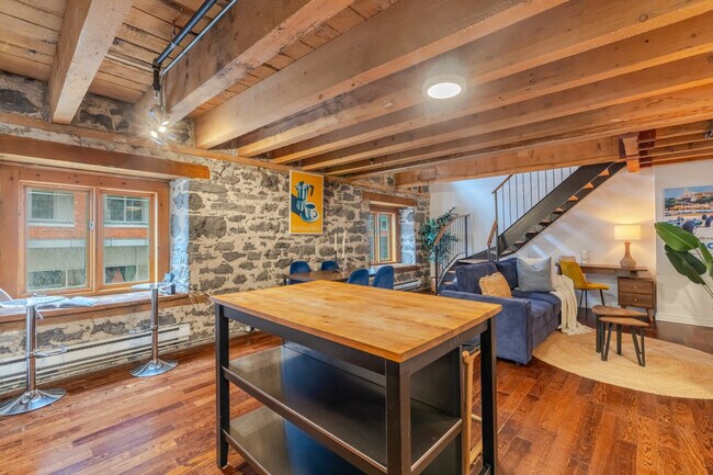 Building Photo - 682 Rue William