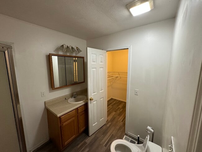Baño principal - 544 W Hines St