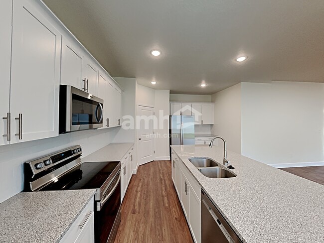 Building Photo - 2415 E Surry Way