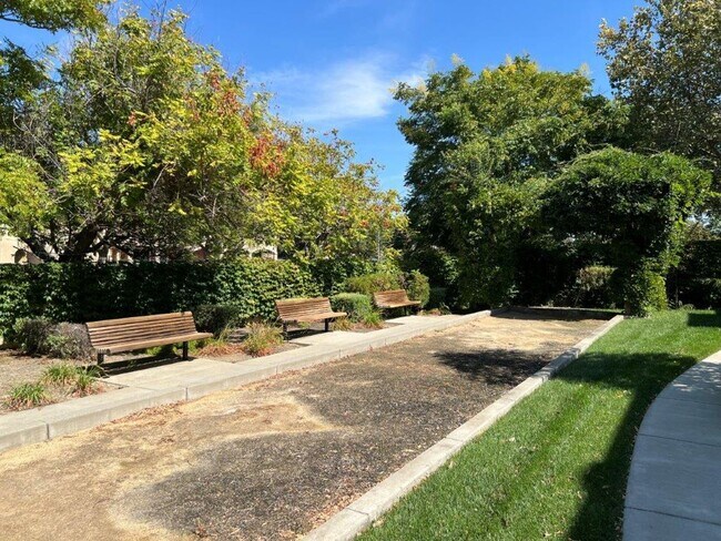 Foto del edificio - Modern 3 Bedroom 2 Bath 2 Story Vacaville Pets OK *Star Rentals