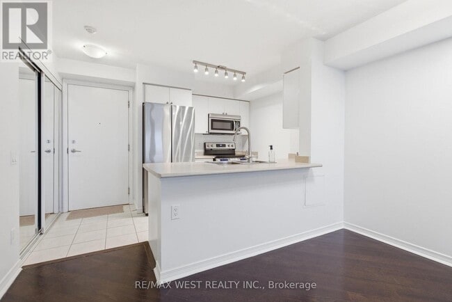 Building Photo - 61 Heintzman St