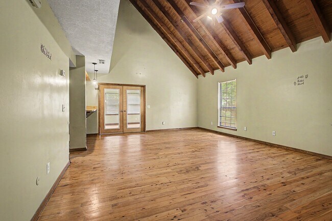 Foto del edificio - 302 Bernard Rd