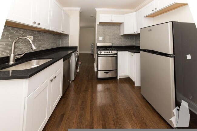 Building Photo - 0 bedroom in Chicago IL 60657