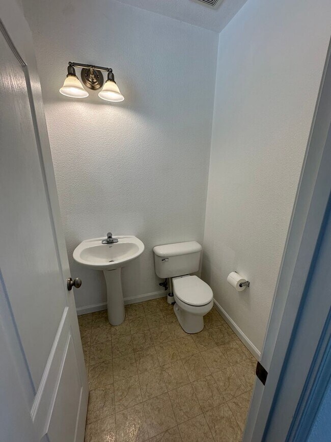 Foto del edificio - Beautiful 4-Bedroom, 2.5 Bathroom Lathrop ...