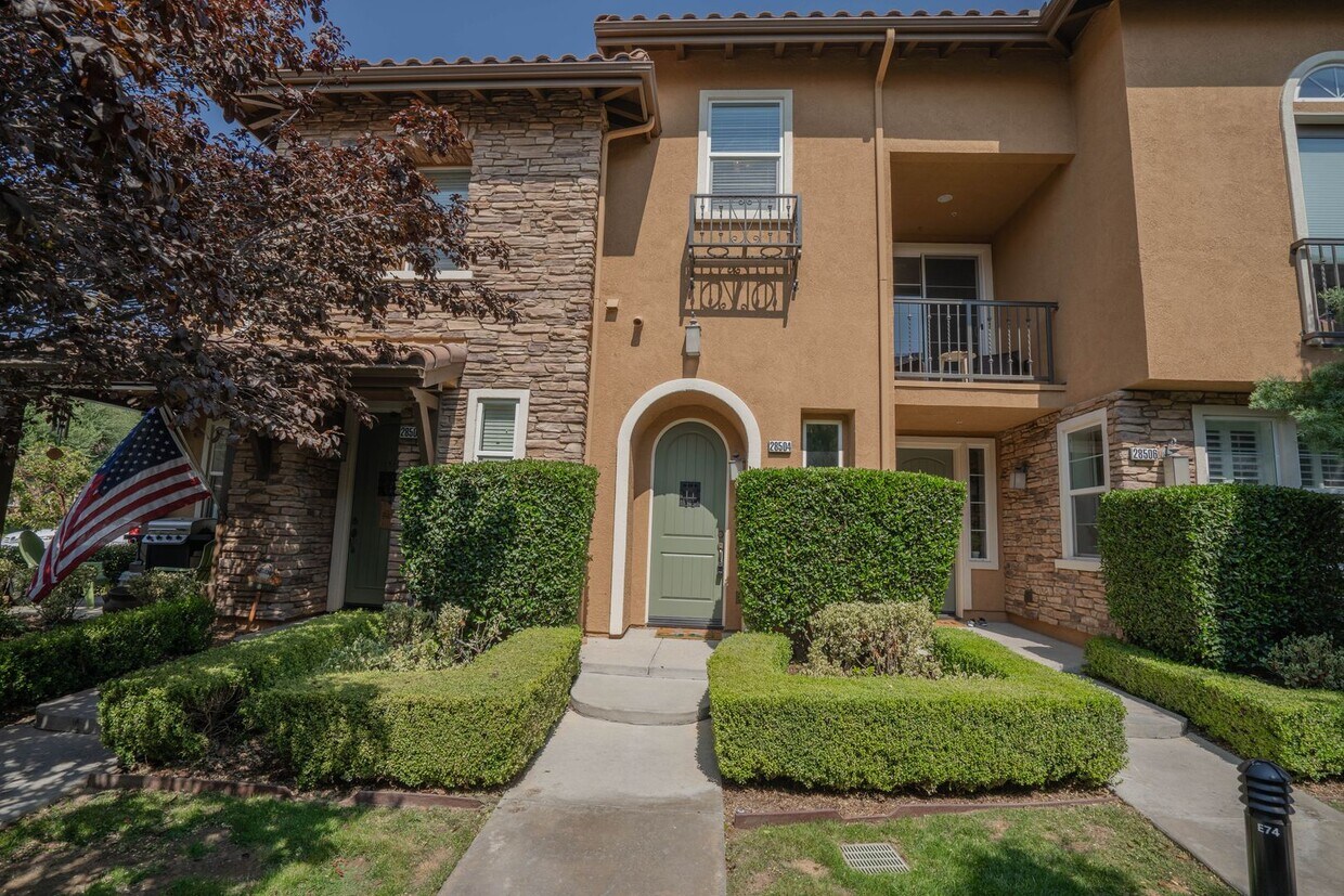 Primary Photo - Esperto 2 Bedroom Townhome for Rent in Val...