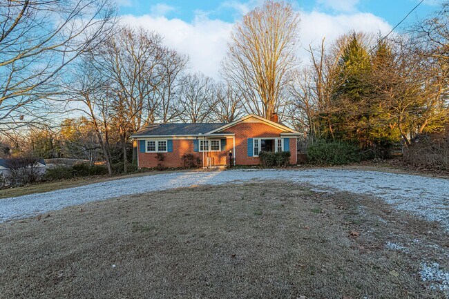 Building Photo - Price Improvement! 5 bedroom, 3 bathroom h...