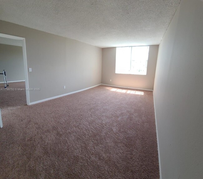 Foto del edificio - 484 NW 165th St
