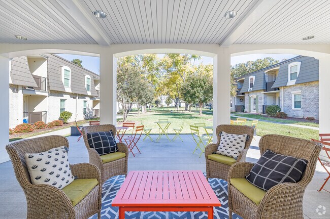 Casa club con patio - Courtyard Commons