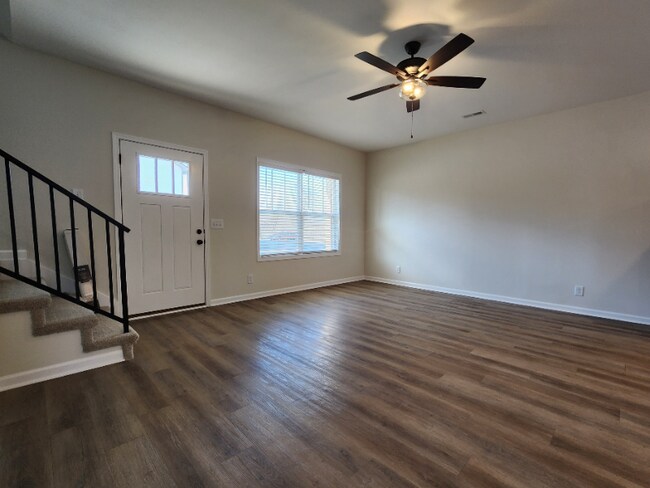 Foto del edificio - 615 Peachers Mill Rd