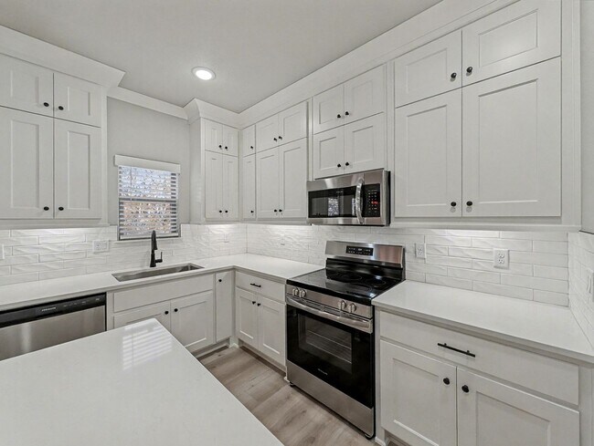 Foto del edificio - Tucked Into A Prime Spot In Bella Vista Wi...