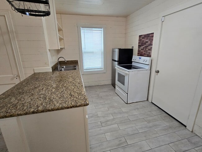 Building Photo - 310 E Defee Ave