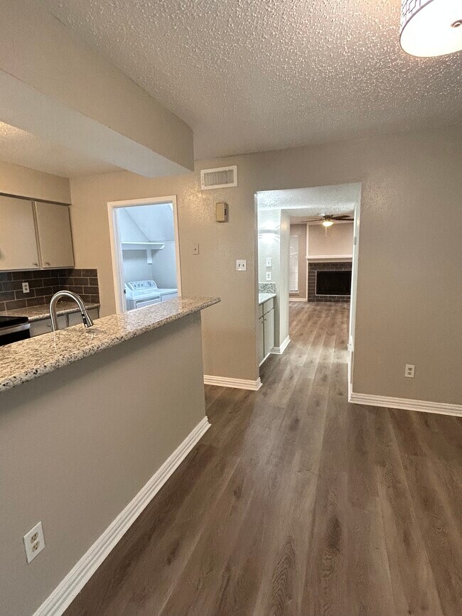 HALLWAY TO LIVING ROOM - 3901 Woodchase Dr
