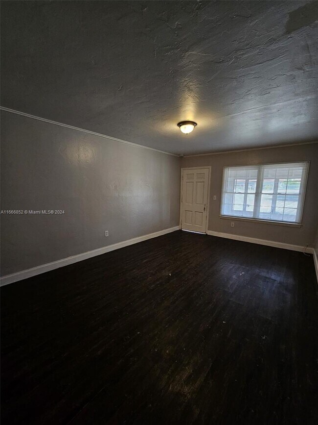 Building Photo - 1428 NE 135th St