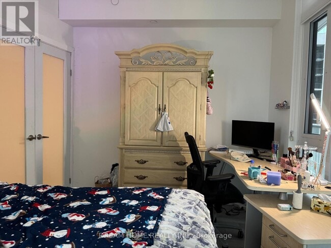 Building Photo - 230 Simcoe St