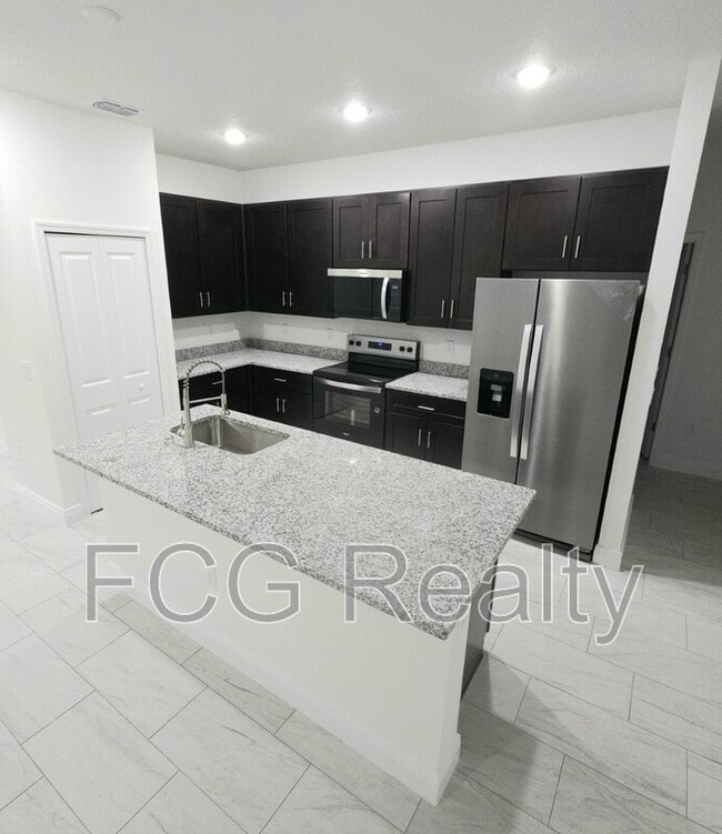 Building Photo - 7968 N Hillview Cir