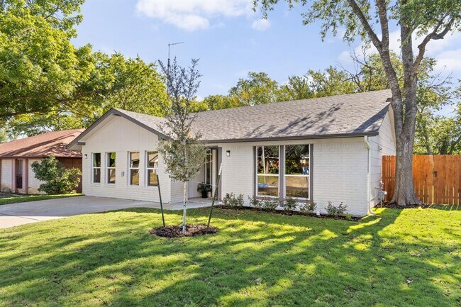 Building Photo - 10101 Woodhaven Dr
