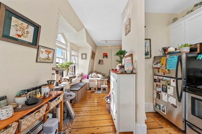 Building Photo - 73 Main St