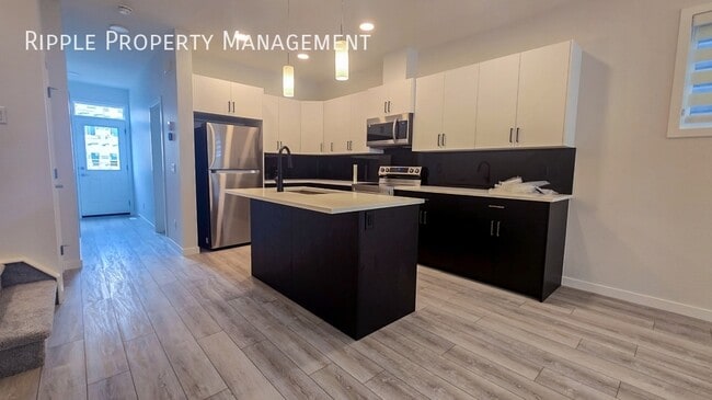 Building Photo - Modern 5 Beds, 3 Baths Duplex | No Pets Al...