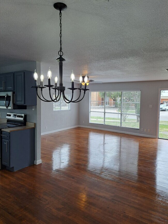 Foto del edificio - Stylish 4BR/2BA Home Near Port San Antonio...