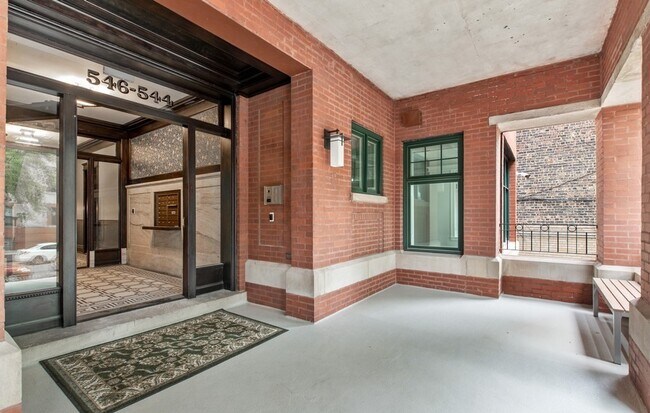 Foto del edificio - 544 W Wellington Ave