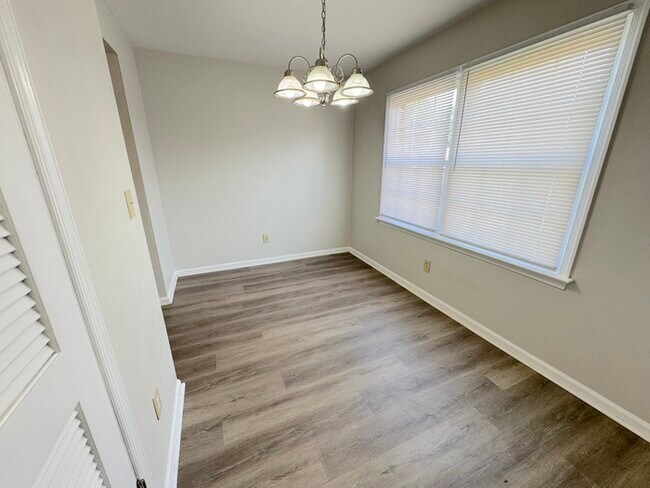 Foto del edificio - Come visit this cute 3 bedroom 1.5 bath in Chesapeake
