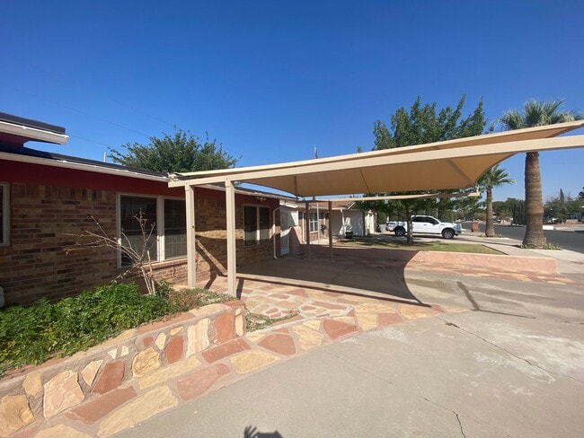 Building Photo - EASTSIDE HOME FOR RENT