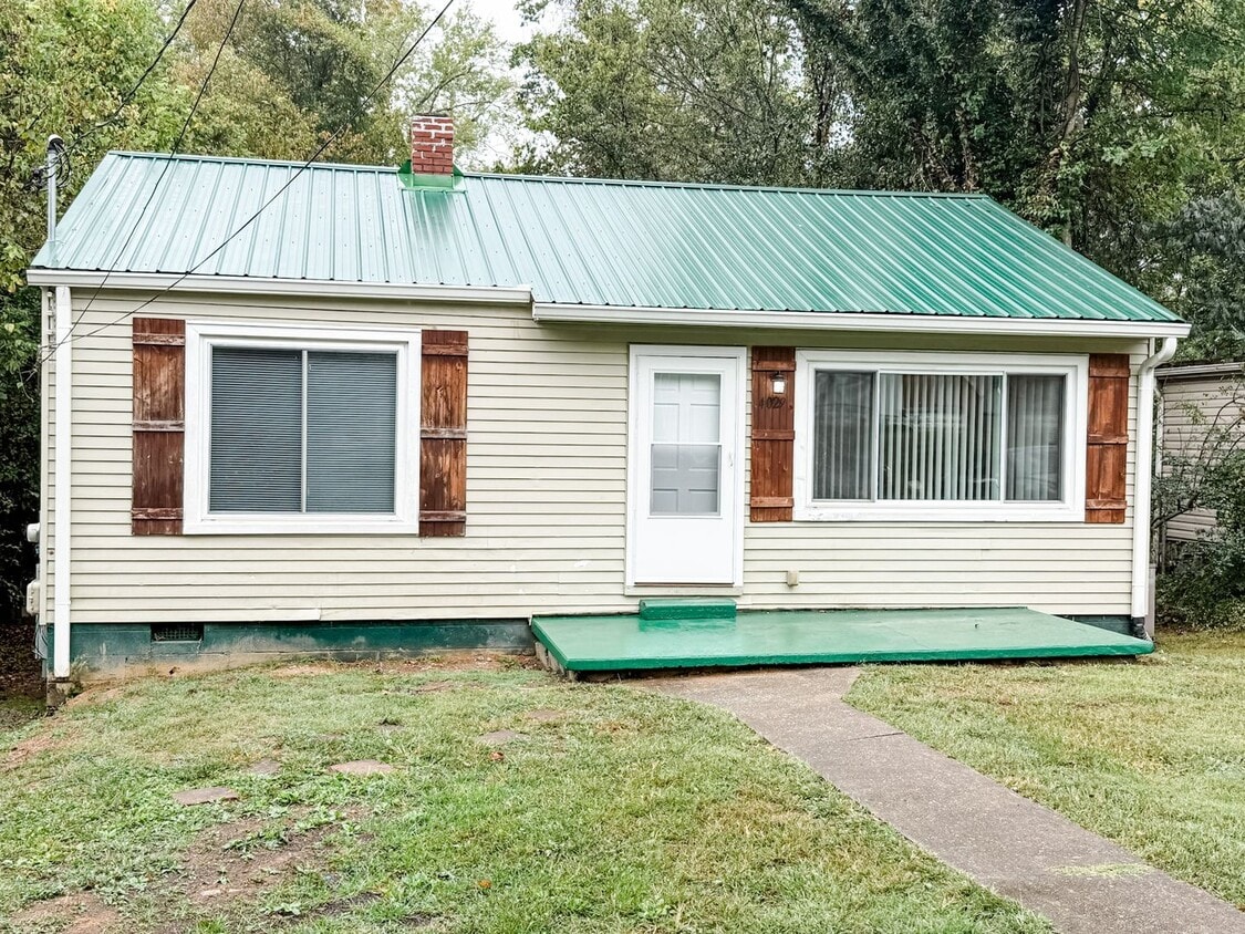 Primary Photo - HALF OFF 2ND MONTH RENT IF MOVE IN END OF DECEMBER! Charming 2 bedroom, 1 bathroom home located i...