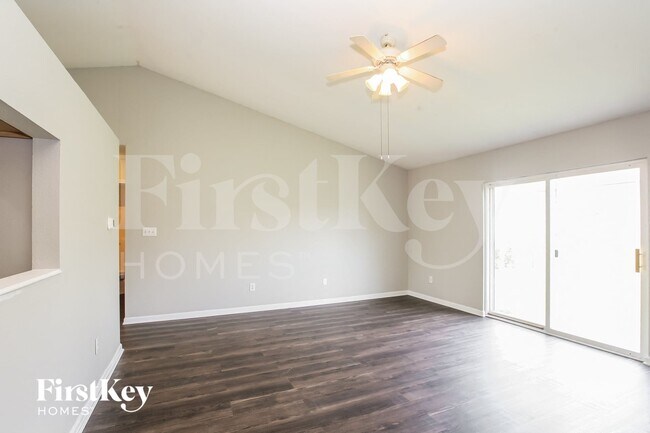 Foto del edificio - 2635 Lullwater Ln
