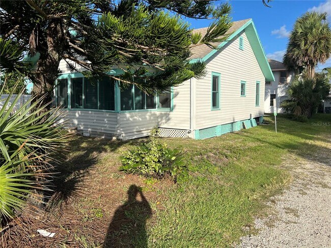 Building Photo - 711 Davis St