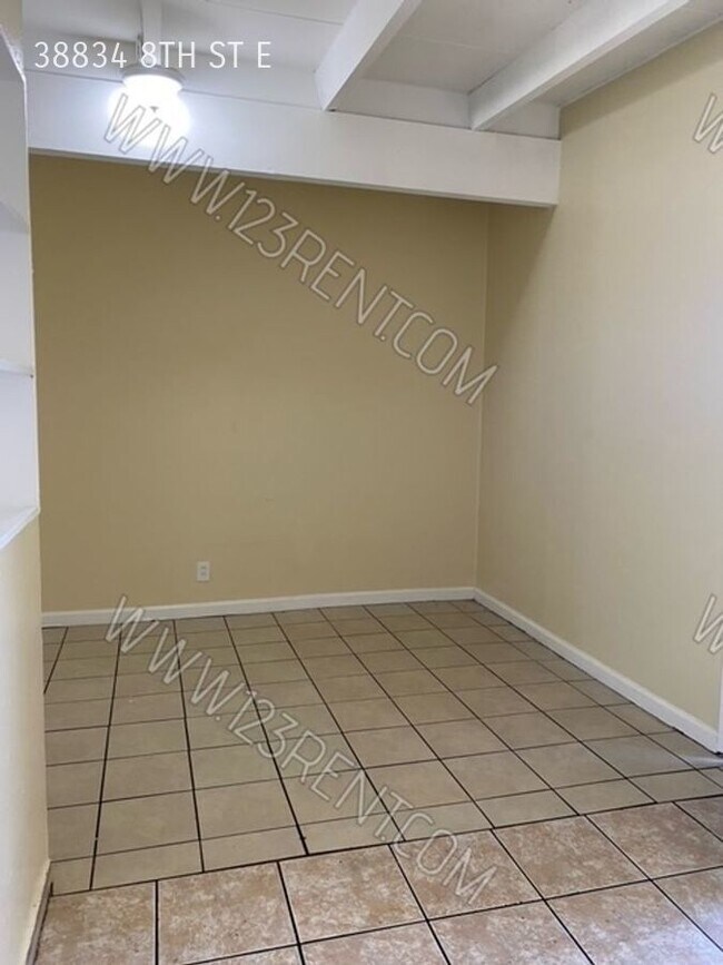 Building Photo - 2BD/ 1 Bath DUPLEX IN PALMDALE EAST W/BACK...